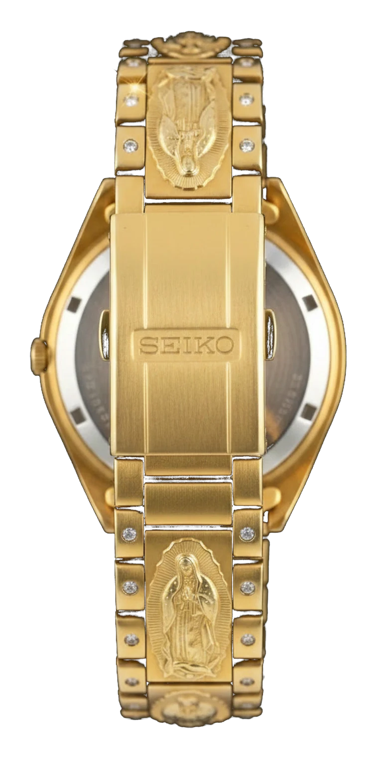 Vista trasera con el broche desplegable y la figura de la Virgen en oro 18k
