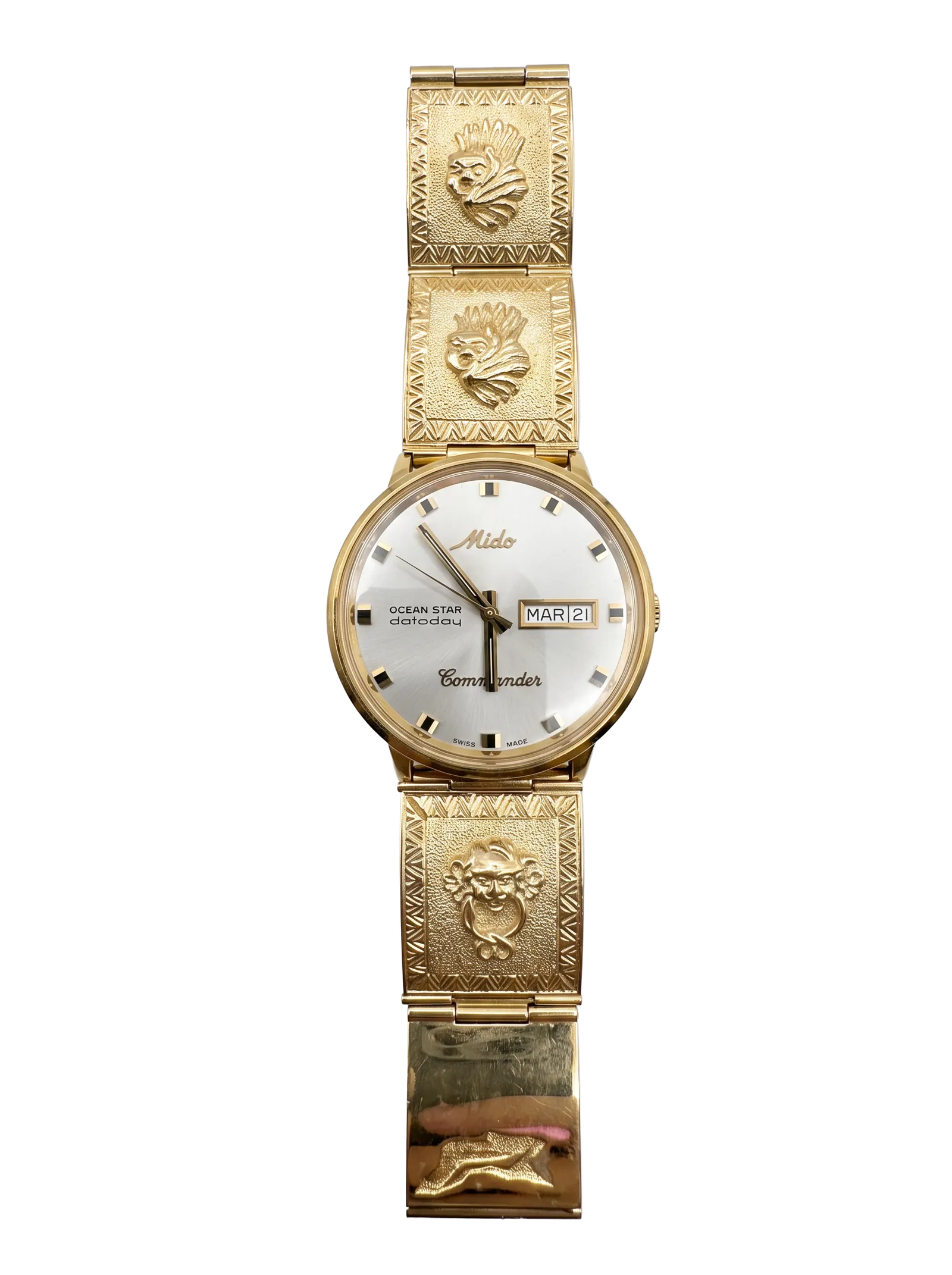 Vista completa del brazalete de oro 18k tallado a mano, eslabón por eslabón