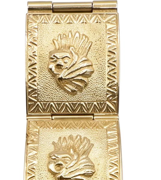 Detalle real de los eslabones del brazalete con relieve precolombino y greca